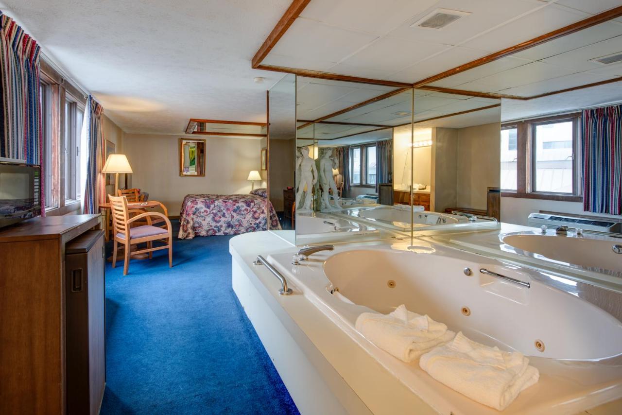 Queen Suite with Spa Bath - No Pets