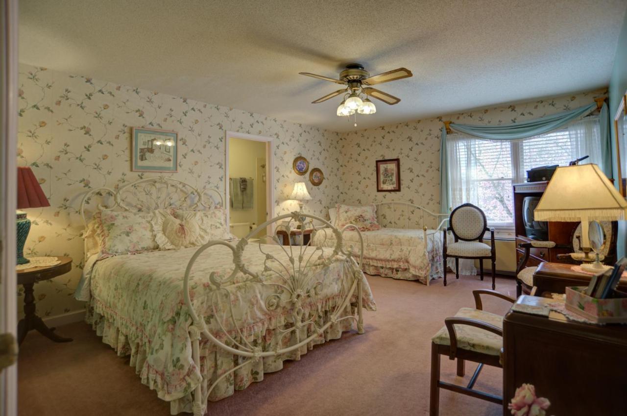 Queen Room with Twin Bed